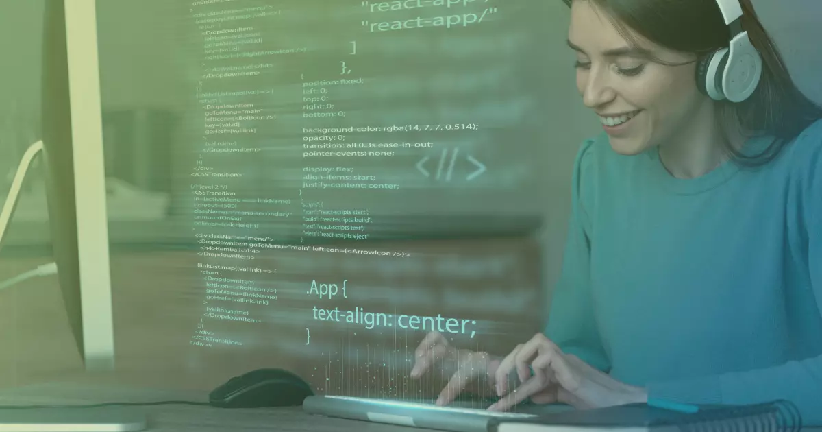 Chica sentada frente a teclado y viendo una pantalla